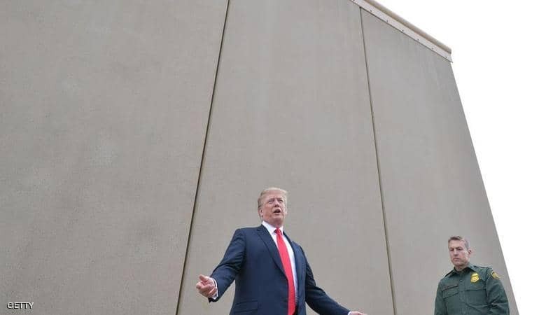 بالفيديو والصور: جدار "دونالد ترامب" كلف "المليارات".. وحيلة بـ5 دولارات لعبوره في ثوان
