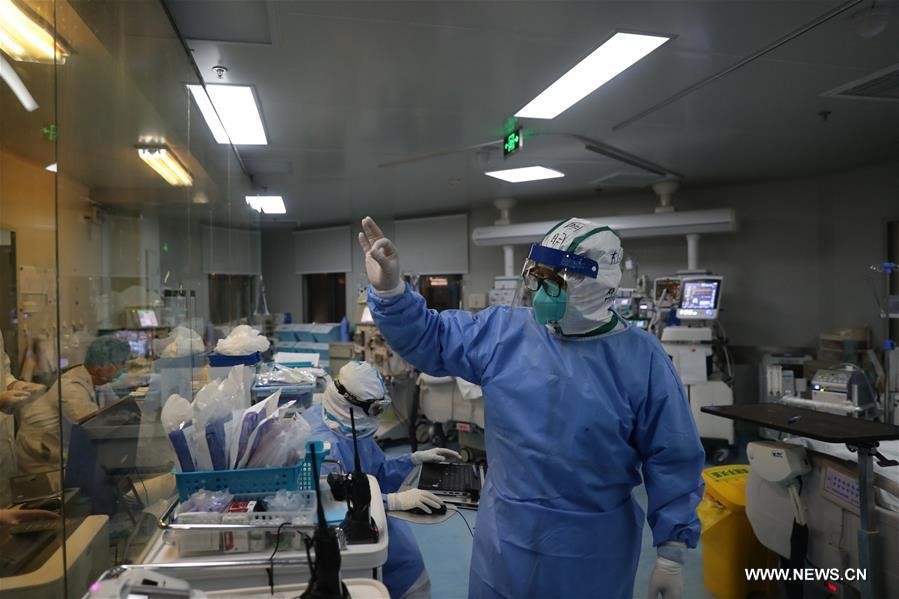 شاهد: إجراء عملية جراحية لمصاب بفيروس "كورونا" في الصين
