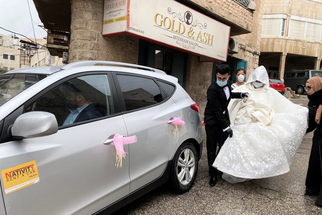 شاهد: فلسطيني أجبره فيروس "كورونا" على إقامة حفل زفافه بهذا الشكل!!