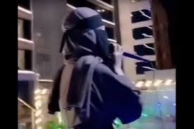 بالفيديو والصور : منقبة تثير جدلا بعد "غنائها" في فندق سعودي