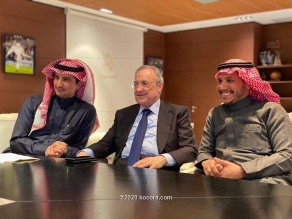 رئيس نادي النصر السعودي يحتفل مع بيريز بفوز الريال في البرنابيو