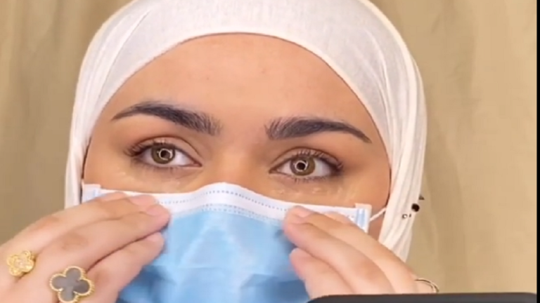 بالفيديو والصور: خبيرة تجميل "عراقية" تثير جدلاً بعد اقتراحها "مكياج كورونا"