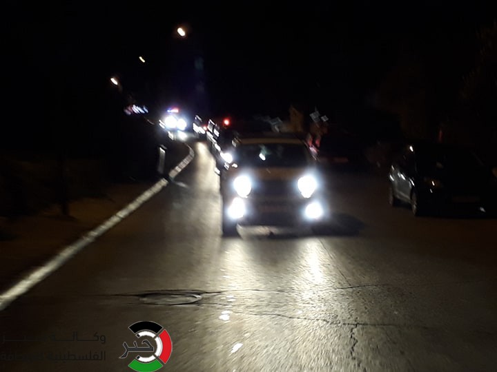شاهد: عدسة "خبر" ترصد جولة الأجهزة الأمنية لفرض حظر التجول في شوارع رام الله