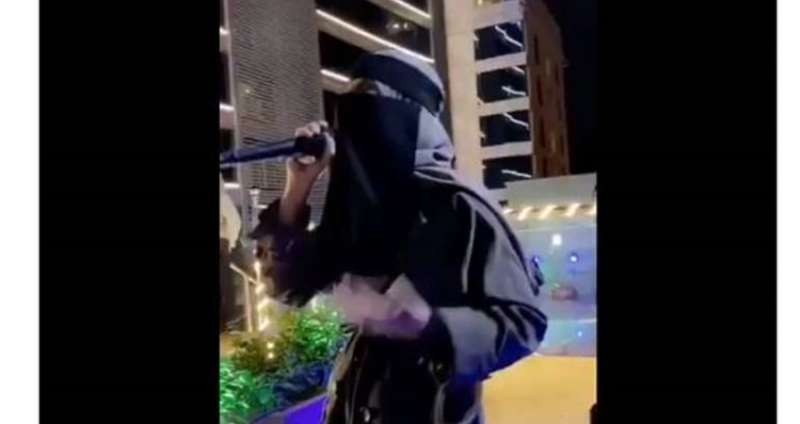 بالفيديو والصور : منقبة تثير جدلا بعد "غنائها" في فندق سعودي