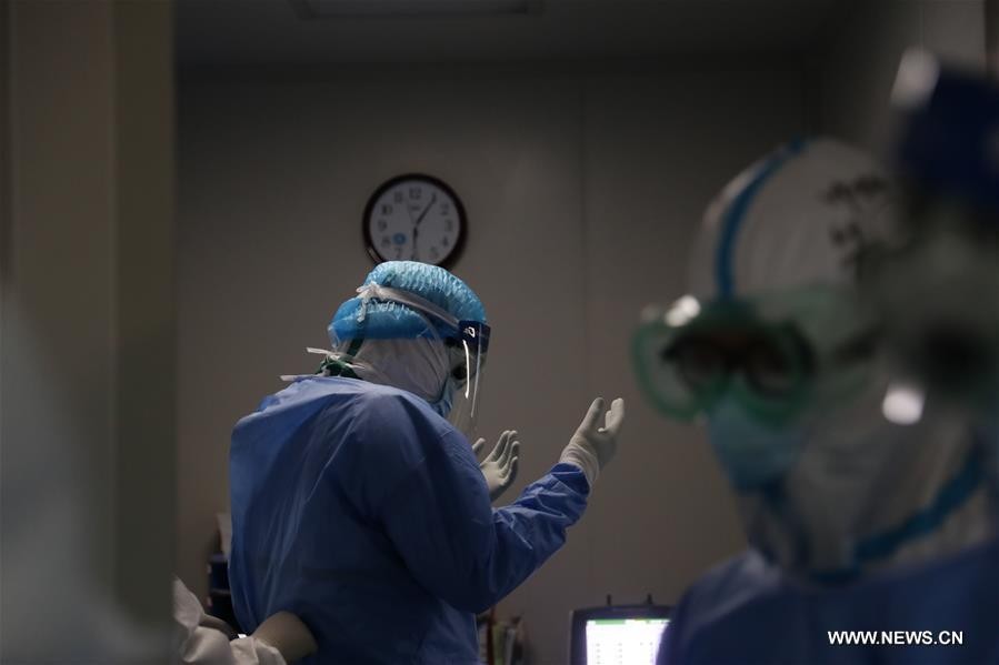شاهد: إجراء عملية جراحية لمصاب بفيروس "كورونا" في الصين