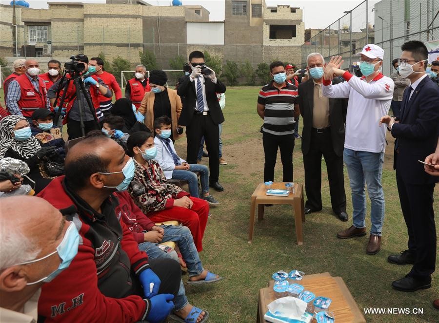 شاهد: خبراء صينيون يُقدمون مساعدات طبية لعراقيين في بغداد