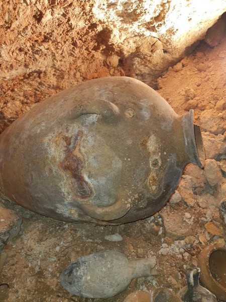 شاهد: اكتشاف مقبرة أثرية تعود للعصر البرونزي في بيت لحم