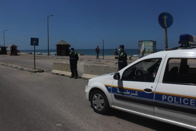 شاهد: عناصر الشرطة تنتشر بشارع بحر غزّة لتطبيق قرار الإغلاق