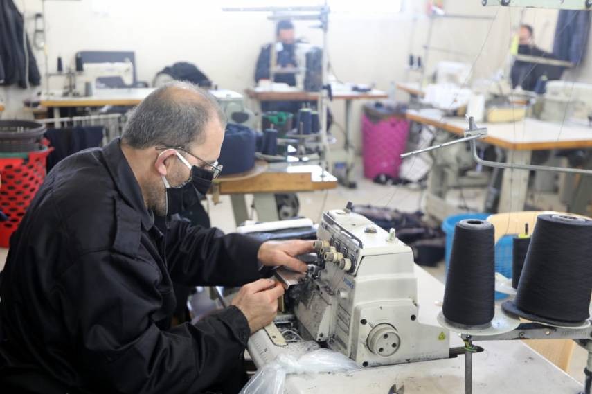 الداخلية بغزة تبدأ بتصنيع الكمامات الواقية لتوزيعها على المواطنين