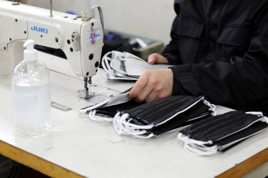الداخلية بغزة تبدأ بتصنيع الكمامات الواقية لتوزيعها على المواطنين