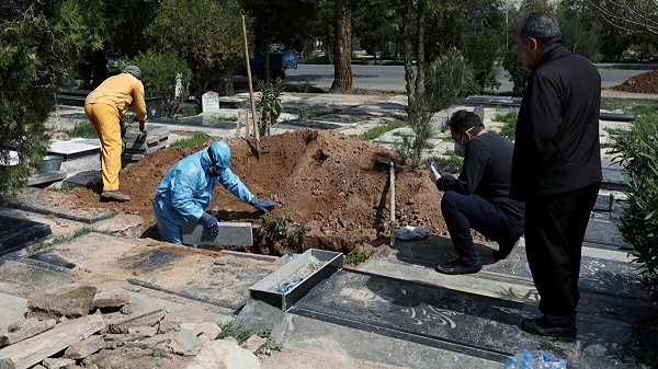 شاهدوا: "فيروس كورونا " يغير طقوس "الدفن" عند "المسلمين" و اليهود