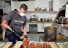 بالصور: طاه مشهور يقدم "أطباقه الفاخرة" لعشرات "المشردين" بسبب كورونا