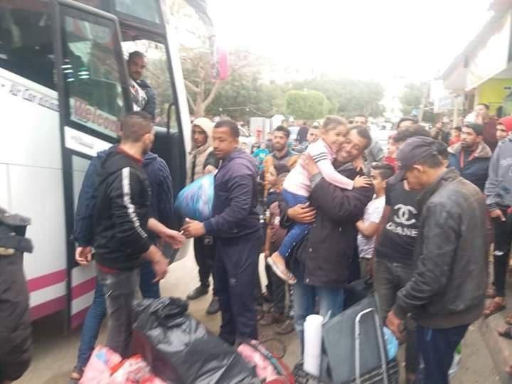 شاهد: وكالة "خبر" ترصد لحظة مغادرة 321 مواطناً لمراكز الحجر الصحي بغزة