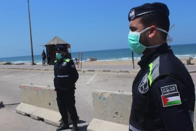 شاهد: عناصر الشرطة تنتشر بشارع بحر غزّة لتطبيق قرار الإغلاق