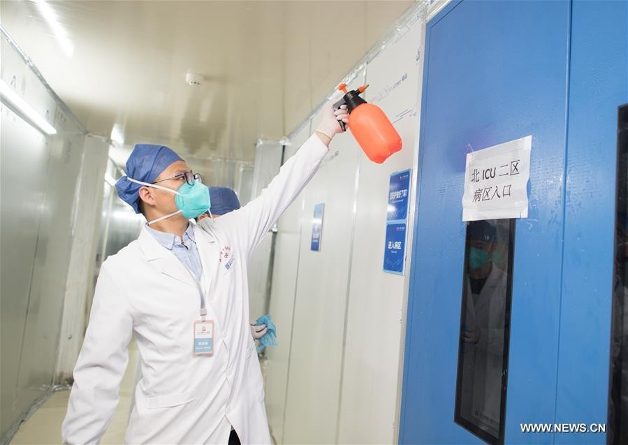 شاهد: إنهاء العمل بمستشفى مؤقت في مصدر تفشي "كورونا" بالصين بعد تراجع انتشار الفيروس