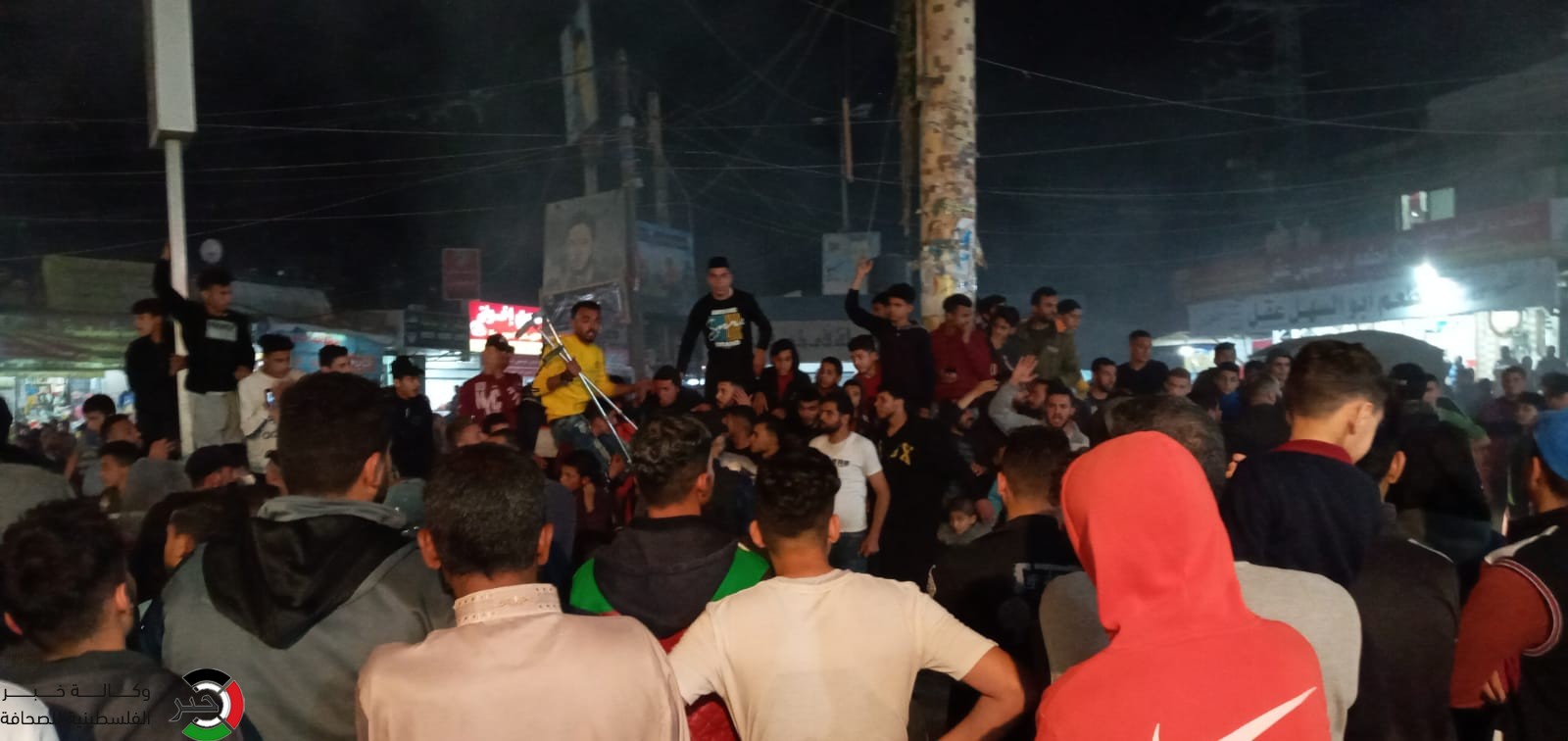 شاهد: تظاهرة حاشدة وسط مخيم النصيرات رفضاً لقرار إزالة "البسطات"