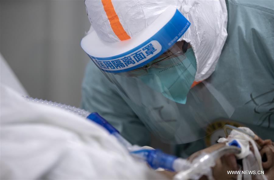 بالصور: نزع جهاز التنفس عن مريض بكورونا في الصين واستعادة الرئتين وظائفهما