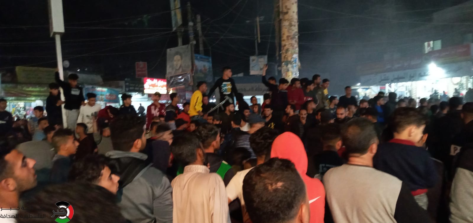 شاهد: تظاهرة حاشدة وسط مخيم النصيرات رفضاً لقرار إزالة "البسطات"
