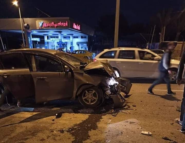 شاهد: إصابة 3 مواطنين إثر حادث سير مروع على شارع صلاح الدين