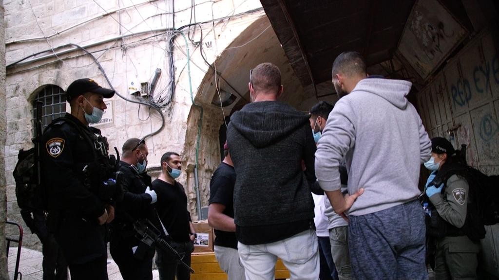 شاهد: الاحتلال يعتقل متطوعين من تيار الإصلاح بـ"فتح" أثناء توزيع طرود غذائية في القدس