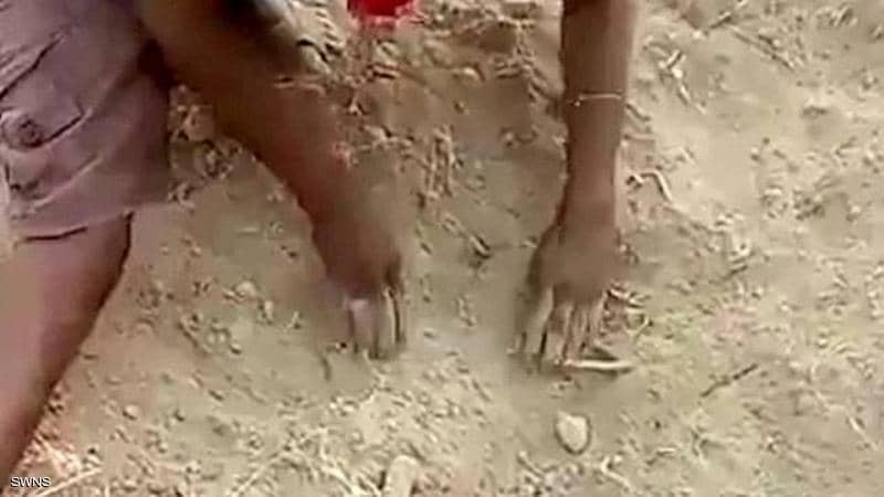 بالفيديو والصور: رضيع هندي "دفن حياً" ثم نجا بأعجوبة من الموت
