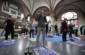 بالصور: بسبب "فيروس كورونا" كنيسة ألمانية تستضيف صلوات المسلمين