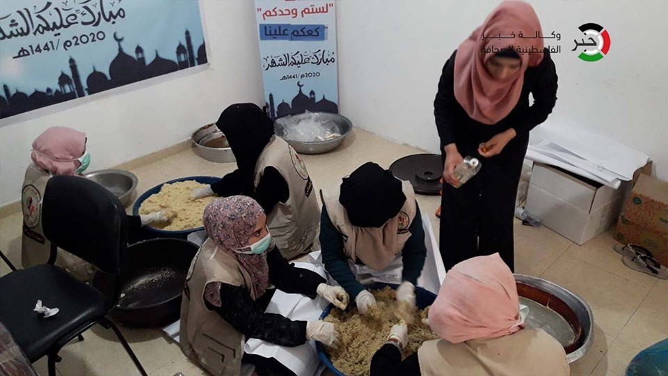 بالفيديو والصور: مبادرة لتوزيع كعك العيد على الأسر المتعففة في قطاع غزة