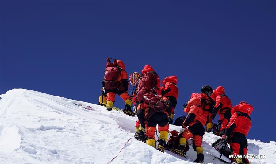 شاهد: فريق صيني يُجري مسحاً فوق أعلى قمة في العالم