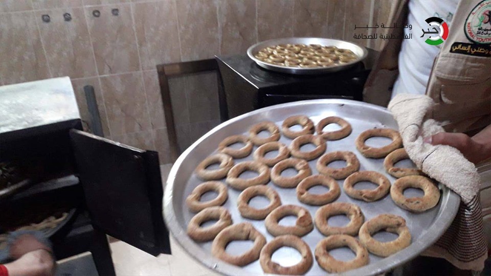 بالفيديو والصور: مبادرة لتوزيع كعك العيد على الأسر المتعففة في قطاع غزة