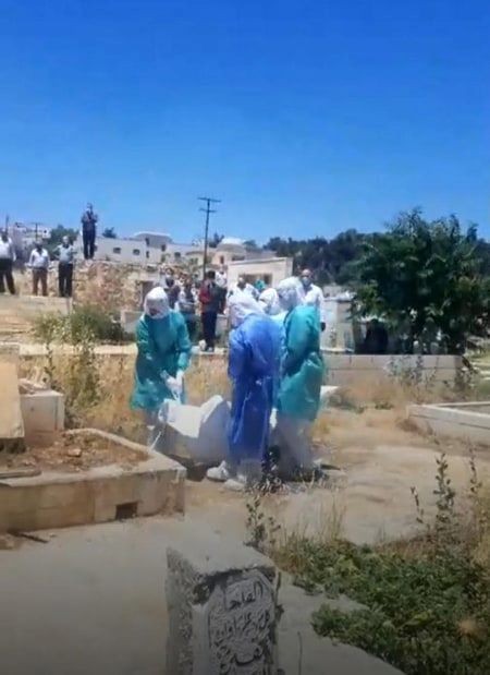الصحة تجري مراسم دفن مواطن من الخليل توفي بفيروس "كورونا"