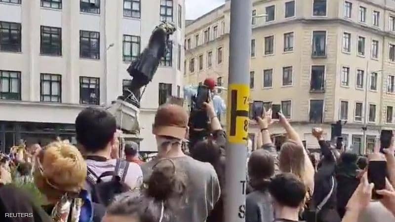 بالفيديو والصور: من أجل "فلويد".. محتجين يسقطون تمثالا لـ"تاجر الرقيق"