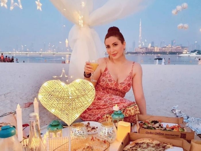 شاهدوا: على البحر..  الممثلة السورية "نسرين طافش" فى نزهة مع أصدقائها بالكمامة