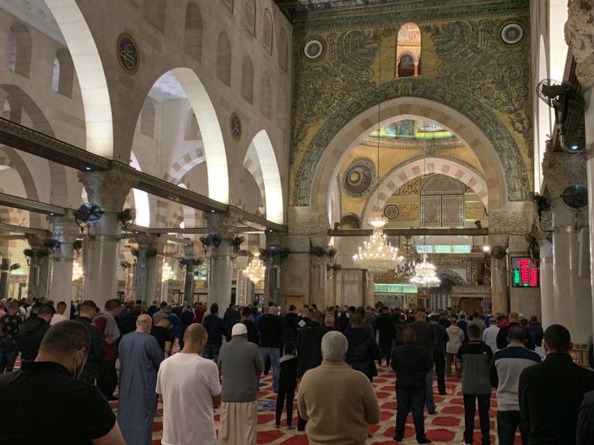 مواطنون بحتشدون لتلبية "نداء الفجر العظيم" في مساجد الضفة والقدس