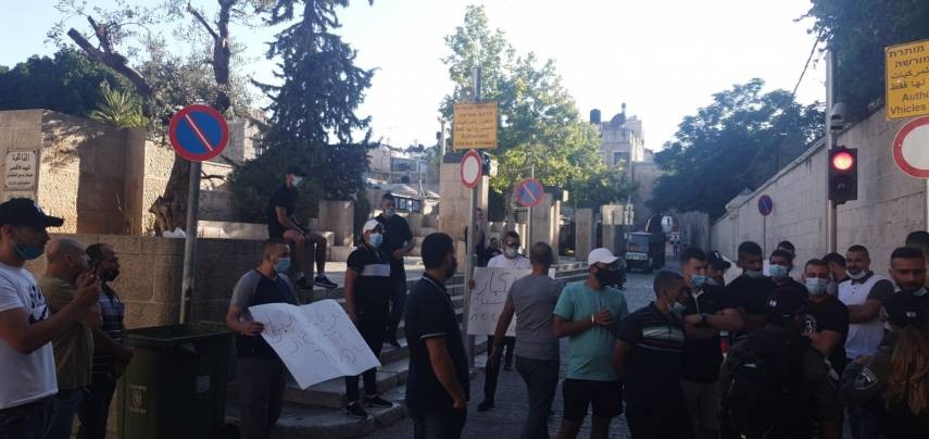 مقدسيون يتظاهرون رفضًا لوضع الاحتلال حواجز متحركة في البلدة القديمة