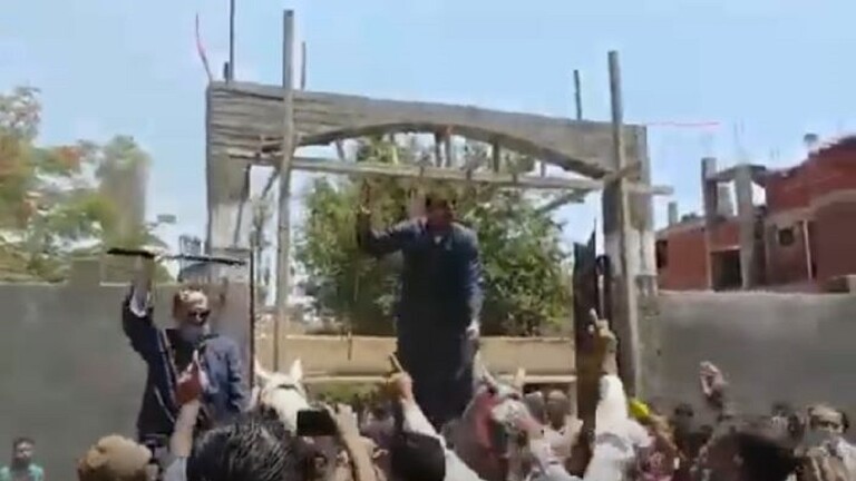 بالفيديو: أهالي "قرية مصرية" ينظمون موكبا بـ"المزمار" لنائب متحدّين حظر التجمعات