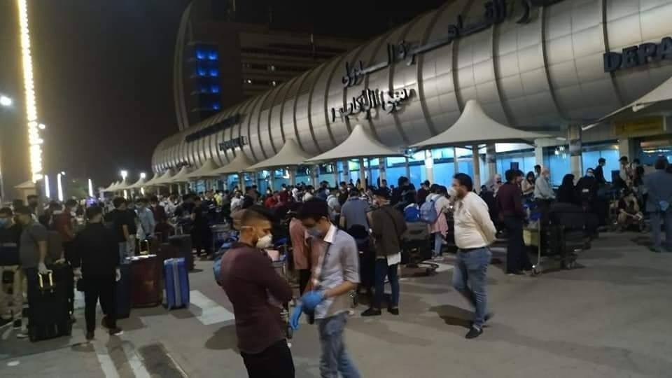 وصول الدفعة الثانية من العالقين في مصر إلى مطار القاهرة الدولي