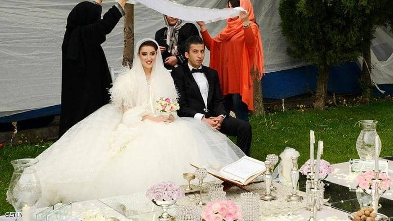 بالصور: تزوج أو ادفع غضب في "إيران" بعد مقترح "ضريبة العُزّاب"