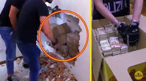 شاهدوا: أخفى 15 مليون "يورو" في شقة والشرطة اكتشفت "المخبأ الخبيث"