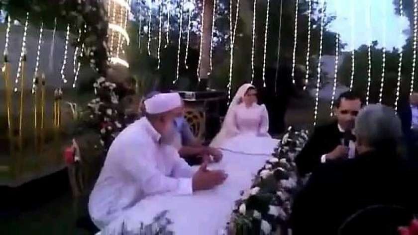 بالفيديو: زواج في زمن "كورونا" المأذون بلا منديل والعروسان على بعد أمتار عن الحضور في مصر