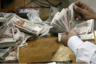 شاهدوا: عامل "مصري" يعثر على "مبلغ مالياً " كبير ويعيده لصاحبه