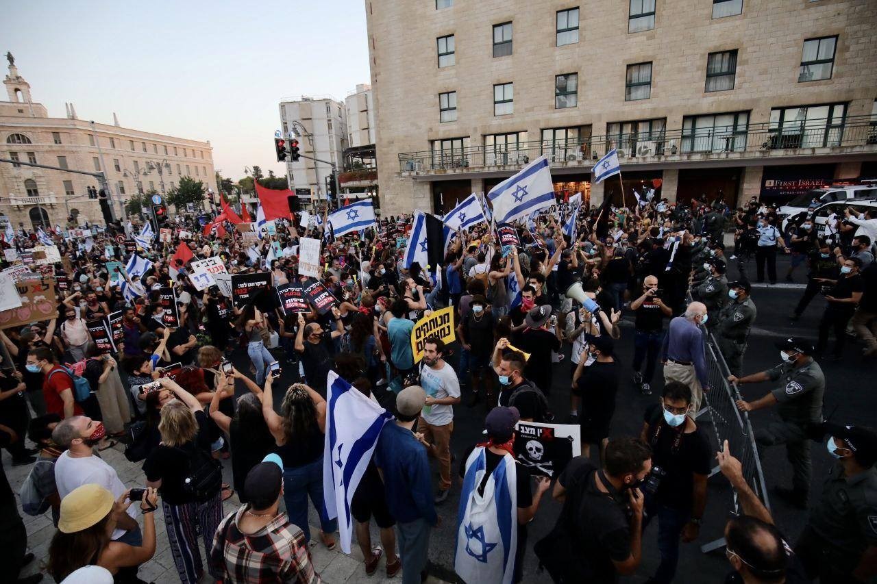 بالصور: آلاف الإسرائيليين يتظاهرون أمام الكنيست احتجاجاً على "قانون كورونا"