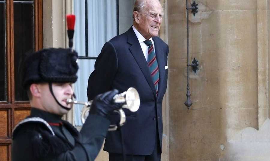 بالصور: بعد 67 عاما الأمير "فيليب" يسلم "منصبه العسكري"