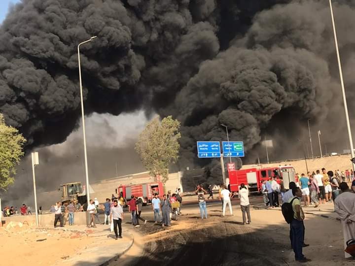 شاهد: حريق هائل على طريق الإسماعيلية الصحراوي في مصر
