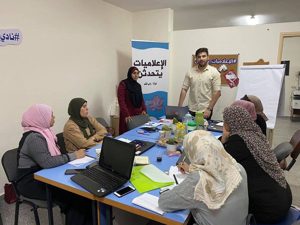 بالصور: فلسطينيات تُنظم جلسة تدريبية للصحفيات حول فن المناظرات