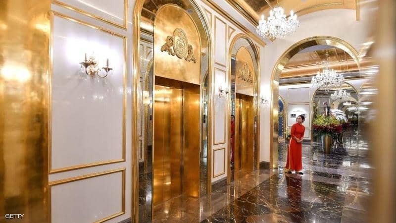 بالفيديو: مغاطس وغرف وفناجين مذهبة.. "أول" فندق مطلي بالذهب في فيتنام