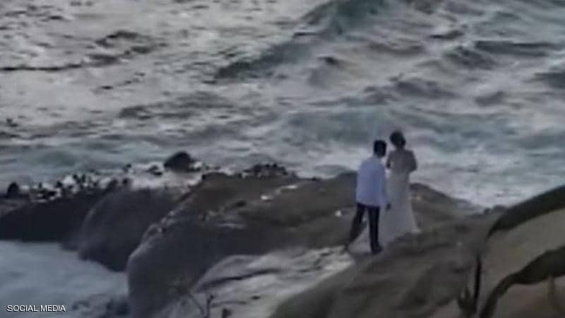 بالفيديو والصور: موجة عملاقة تفسد فرحة عروسين