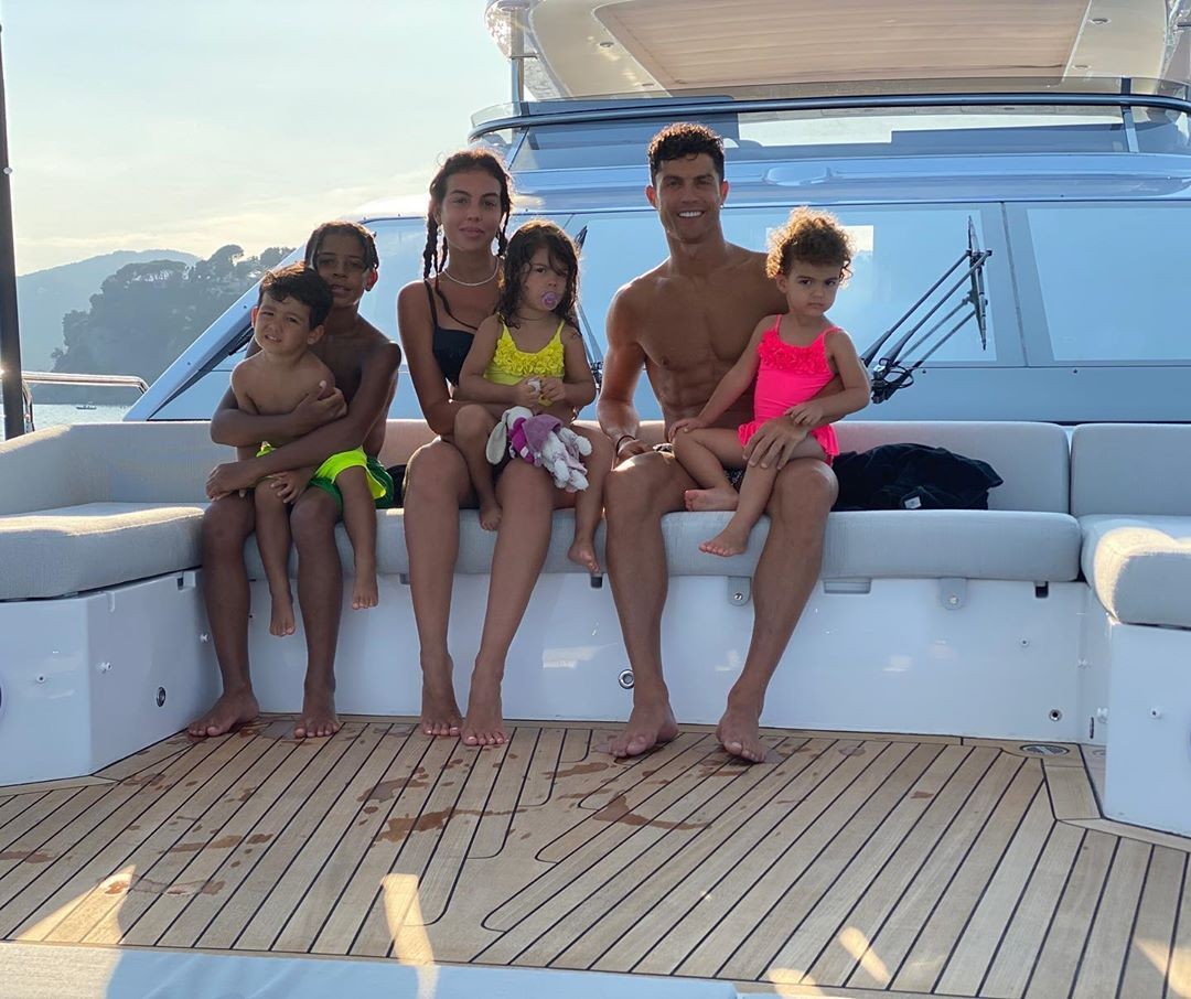 صورة : رونالدو يحتفل مع عائلته بلقب الدوري الإيطالي على متن يخت