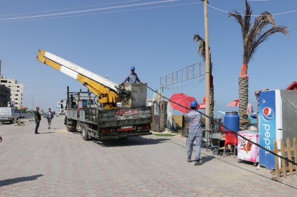 كهرباء غزة تنتهي من تمديد شبكات الكهرباء على شاطئ البحر