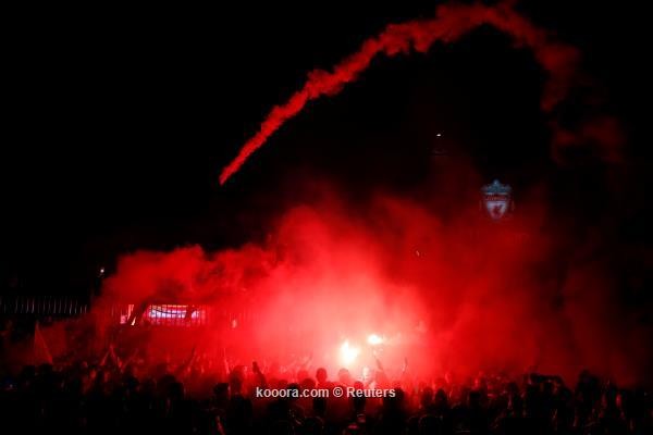 بالصور.. جماهير ليفربول تشعل الأجواء خارج أنفيلد