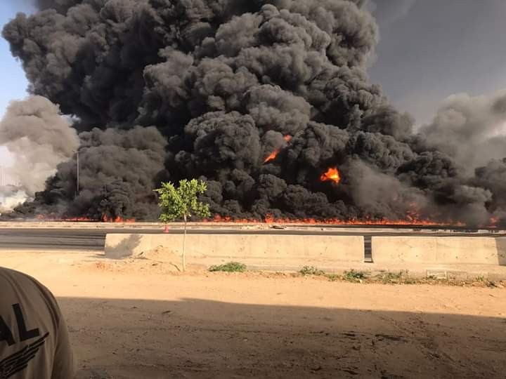 شاهد: حريق هائل على طريق الإسماعيلية الصحراوي في مصر